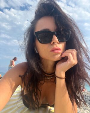 Radka Třeštíková Instagram - ..toho času na francouzské pláži, kde se toho obvykle moc neděje, ale dnes se tady jedna Francouzka pohádala s Rusem, protože tři její pubertální výrostci házeli kameny a jedním nešťastně trefili Rusovu malou holčičku, Francouzka nejdřív hystericky vynadala jemu, protože svoje děti automaticky potřebovala bránit, pak to přehodnotila a všechny svoje děti zfackovala, pohádala se kvůli tomu s manželem, seřvala paní, která na ni zvědavě koukala, donutila svoje tři zmlácené potomky jít se omluvit Rusovi, načež si na sebe oblékla flitrové minišaty a s hlavou vztyčenou vyprovodila svoji rodinu z pláže. Jakoby ikona😁💦 [já nic; já jsem se jen vyfotila]
