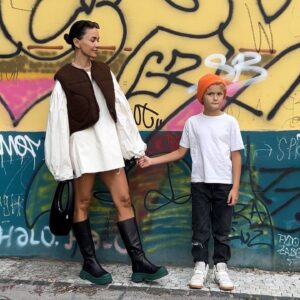Radka Třeštíková Instagram - …jsem v pohodě, on je taky v pohodě, ona je taky v pohodě, všichni jsme v pohodě - dokud si večer nesednem k domácím úkolům a já se neproměním v zoufalé cosi, co ze sebe nekontrolovaně vypouští věty typu: Skončíš někde za kasou. To je ti jedno, že budeš celý život za kasou? Tohle je sešit?? Tohleto je podle tebe sešit? Víš jaký je rozdíl mezi sešitem a cancem papíru?Já tady nebudu sedět jak kráva až do půlnoci, když nemáš ani bombičku do pera!! Je to tvůj život! Mě to od téhle chvíle nezajímá, jo, klidně si zavolej tátovi, jestli si myslíš, že on ti teď bude shánět tenisky na tělák. Kdo vám dal ty bonbóny? Piš ty písmenka tak, aby šly vidět, paní učitelka je snad mravenec? Můžeš mi laskavě odpovědět? Je paní učitelka mravenec? Hele víš co, já už na to kašlu, klidně skonči za kasou. A vypni tu televizi, že je to tvůj život, to ještě neznamená, že nebudeš umět dělit dvojciferným číslem. Proč máš na celým řádku jen jedno slovo, jsi vůbec normální??? Tady budeš sedět, dokud to nebude správně a večer si budeš číst, celou knihu přečteš ti říkám. Já jdu s dovolením do vedlejšího pokoje nějakou napsat, abych vám oběma našetřila na terapie. [omluva všem lidem za kasou👑 občas se otřu i o skladníky, tak těm se taky omlouvám, no]
