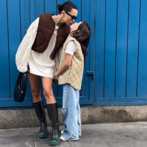 Radka Třeštíková Instagram - …jsem v pohodě, on je taky v pohodě, ona je taky v pohodě, všichni jsme v pohodě - dokud si večer nesednem k domácím úkolům a já se neproměním v zoufalé cosi, co ze sebe nekontrolovaně vypouští věty typu: Skončíš někde za kasou. To je ti jedno, že budeš celý život za kasou? Tohle je sešit?? Tohleto je podle tebe sešit? Víš jaký je rozdíl mezi sešitem a cancem papíru?Já tady nebudu sedět jak kráva až do půlnoci, když nemáš ani bombičku do pera!! Je to tvůj život! Mě to od téhle chvíle nezajímá, jo, klidně si zavolej tátovi, jestli si myslíš, že on ti teď bude shánět tenisky na tělák. Kdo vám dal ty bonbóny? Piš ty písmenka tak, aby šly vidět, paní učitelka je snad mravenec? Můžeš mi laskavě odpovědět? Je paní učitelka mravenec? Hele víš co, já už na to kašlu, klidně skonči za kasou. A vypni tu televizi, že je to tvůj život, to ještě neznamená, že nebudeš umět dělit dvojciferným číslem. Proč máš na celým řádku jen jedno slovo, jsi vůbec normální??? Tady budeš sedět, dokud to nebude správně a večer si budeš číst, celou knihu přečteš ti říkám. Já jdu s dovolením do vedlejšího pokoje nějakou napsat, abych vám oběma našetřila na terapie. [omluva všem lidem za kasou👑 občas se otřu i o skladníky, tak těm se taky omlouvám, no]