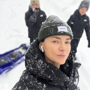 Radka Třeštíková Instagram - Myslíte, že lidé ještě dokáží vnímat rozdíl mezi realitou a instagramem? Já jen, že se mě neustále někdo ptá na to, kde mám děti. Někde kolem sebe je mám, lide. A chodím oblečená😁