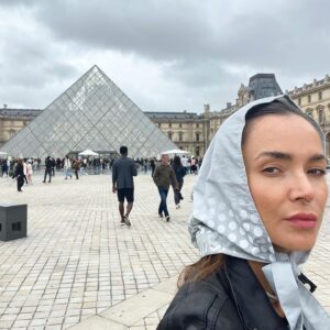 Radka Třeštíková Instagram - Nejseš v mý nejoblíbenější evropský pětce, Paříži, a ty to víš, a proto skoro pořád chcalo, a to bohužel i lidem, co tě v první pětce maj🙃 [kdosi se mě zeptal na cestu, tak asi vypadám jako Pařížanka, a pak se mě kdosi zeptal na velikost bundy, tak asi vypadám jako pařížská prodavačka, a to je mnohem, mnohem lepší, než vypadat jako salát]