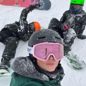 Radka Třeštíková Instagram - Myslíte, že lidé ještě dokáží vnímat rozdíl mezi realitou a instagramem? Já jen, že se mě neustále někdo ptá na to, kde mám děti. Někde kolem sebe je mám, lide. A chodím oblečená😁