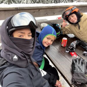 Radka Třeštíková Instagram - Myslíte, že lidé ještě dokáží vnímat rozdíl mezi realitou a instagramem? Já jen, že se mě neustále někdo ptá na to, kde mám děti. Někde kolem sebe je mám, lide. A chodím oblečená😁