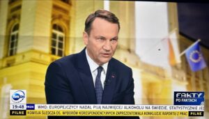 Radoslaw Sikorski Instagram - 💬 Stosunki ze Stanami Zjednoczonymi to są dla nas, Polek i Polaków, kwestie bezpieczeństwa. Mamy ok. 10 tysięcy amerykańskich żołnierzy w naszym kraju, Polska jest kluczowym hubem logistycznym dla amerykańskiej pomocy dla walczącej Ukrainy, na ukończeniu jest baza tarczy antyrakietowej, mamy wspólne projekty, jesteśmy prymusem w NATO jeśli chodzi o wydatki zbrojeniowe. I tego dorobku nie można narażać na szwank, lekkomyślnie opowiadając się po którejś ze stron, tak jak robił to poprzedni rząd. To są zbyt poważne sprawy, żeby ryzykować bezpieczeństwo Polaków. 

📺 Fakty po Faktach, TVN24, 25 lipca 2024 r.