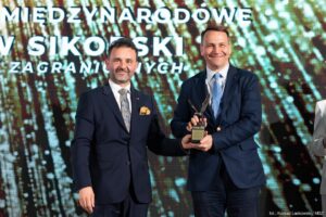 Radoslaw Sikorski Instagram - Słowa mają moc. Kwestie ważne muszą być dobrze przekazane, żeby zostały zrozumiane, żeby miały wpływ. ✅

Wczoraj odebrałem nagrodę Orła Bezpieczeństwa @defence_24.pl 🦅

Dziękuję za docenienie mojej pracy na rzecz polskiej dyplomacji, polskiej racji stanu oraz mojego wystąpienia na Radzie Bezpieczeństwa ONZ w lutym 2024.