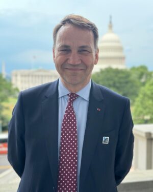 Radoslaw Sikorski Instagram - Pozdrawiam z Waszyngtonu 🇺🇸! Przed nami drugi dzień 75. Szczytu NATO. Przed nami spotkania z przedstawicielami państw Indo-Pacyfiku oraz Ukrainy. 

Razem jesteśmy silniejsi!