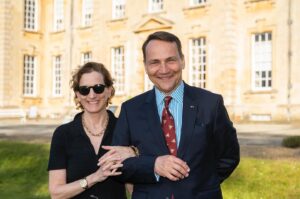 Radoslaw Sikorski Instagram - Właśnie dotarło pamiątkowe zdjęcie z wykładu w Ditchley Park 🇬🇧