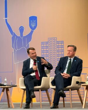 Radoslaw Sikorski Instagram - Razem z Annaleną Baerbock, Dmytro Kulebą, Antonio Tajanim, Davidem Cameronem i Penny Pritzker podczas konferencji o odbudowie Ukrainy zaczynamy dyskusję „United in Defence. United in Recovery. Stronger Together” 🇺🇦

➡️ Polska 🇵🇱 chce być centrum odbudowy Ukrainy, tak jak teraz jest centrum pomocy wojskowej.

➡️ Dzieląc się naszymi doświadczeniami i osiągnięciami, możemy być również pomocni dla ukraińskich urzędników państwowych i negocjatorów akcesji 🇺🇦 do 🇪🇺
