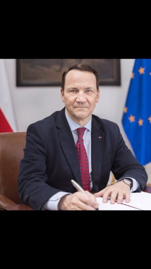 Radoslaw Sikorski Instagram - Szanowni Państwo, 
25 kwietnia, w najbliższy czwartek wygłoszę w Sejmie Informację o kierunkach i założeniach polskiej polityki zagranicznej ➡️ EXPOSÉ. 

Zapraszam serdecznie do zapoznania się z historią tej tradycji 🇵🇱
