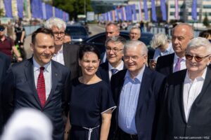 Radoslaw Sikorski Instagram - Dzisiaj 20-lecie 🇵🇱 w 🇪🇺 świętowałem wspólnie z szefową niemieckiego MSZ @abaerbock w Słubicach i Frankfurcie nad Odrą. 

Razem z naszymi odpowiednikami z 2004 r., Ministrem Włodzimierz Cimoszewicz oraz Joschka Fisherem przeszliśmy wspólnie mostem łączącym te dwa piękne miasta graniczne. Mostem, na którym oni świętowali naszą unijną akcesję.

Słubice i Frankfurt nad Odrą są świetnym przykładem tego, jak UE nas łączy, a nie dzieli. 

Mam nadzieję, że za 20 lat znów się tu spotkamy. Dziękuję za rozmowę i radość z naszej obecności w Unii Europejskiej! 

Dobrze, że jesteśmy razem! 🇵🇱 🤝 🇪🇺