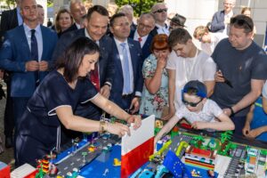 Radoslaw Sikorski Instagram - Dzisiaj 20-lecie 🇵🇱 w 🇪🇺 świętowałem wspólnie z szefową niemieckiego MSZ @abaerbock w Słubicach i Frankfurcie nad Odrą. 

Razem z naszymi odpowiednikami z 2004 r., Ministrem Włodzimierz Cimoszewicz oraz Joschka Fisherem przeszliśmy wspólnie mostem łączącym te dwa piękne miasta graniczne. Mostem, na którym oni świętowali naszą unijną akcesję.

Słubice i Frankfurt nad Odrą są świetnym przykładem tego, jak UE nas łączy, a nie dzieli. 

Mam nadzieję, że za 20 lat znów się tu spotkamy. Dziękuję za rozmowę i radość z naszej obecności w Unii Europejskiej! 

Dobrze, że jesteśmy razem! 🇵🇱 🤝 🇪🇺