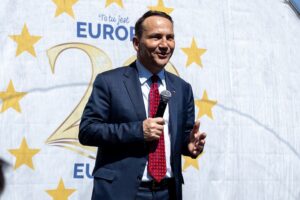 Radoslaw Sikorski Instagram - Dzisiaj 20-lecie 🇵🇱 w 🇪🇺 świętowałem wspólnie z szefową niemieckiego MSZ @abaerbock w Słubicach i Frankfurcie nad Odrą. 

Razem z naszymi odpowiednikami z 2004 r., Ministrem Włodzimierz Cimoszewicz oraz Joschka Fisherem przeszliśmy wspólnie mostem łączącym te dwa piękne miasta graniczne. Mostem, na którym oni świętowali naszą unijną akcesję.

Słubice i Frankfurt nad Odrą są świetnym przykładem tego, jak UE nas łączy, a nie dzieli. 

Mam nadzieję, że za 20 lat znów się tu spotkamy. Dziękuję za rozmowę i radość z naszej obecności w Unii Europejskiej! 

Dobrze, że jesteśmy razem! 🇵🇱 🤝 🇪🇺