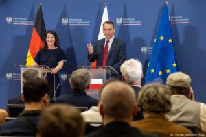 Radoslaw Sikorski Instagram - Dzisiaj 20-lecie 🇵🇱 w 🇪🇺 świętowałem wspólnie z szefową niemieckiego MSZ @abaerbock w Słubicach i Frankfurcie nad Odrą. 

Razem z naszymi odpowiednikami z 2004 r., Ministrem Włodzimierz Cimoszewicz oraz Joschka Fisherem przeszliśmy wspólnie mostem łączącym te dwa piękne miasta graniczne. Mostem, na którym oni świętowali naszą unijną akcesję.

Słubice i Frankfurt nad Odrą są świetnym przykładem tego, jak UE nas łączy, a nie dzieli. 

Mam nadzieję, że za 20 lat znów się tu spotkamy. Dziękuję za rozmowę i radość z naszej obecności w Unii Europejskiej! 

Dobrze, że jesteśmy razem! 🇵🇱 🤝 🇪🇺