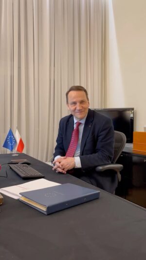 Radoslaw Sikorski Instagram - Szanowni Państwo, witam w gabinecie szefa służby zagranicznej. 
📣 Zapraszam na mój kanał YouTube na którym będę Państwa informował o polskiej polityce zagranicznej. Oraz na inne media społecznościowe. Pozdrawiam!