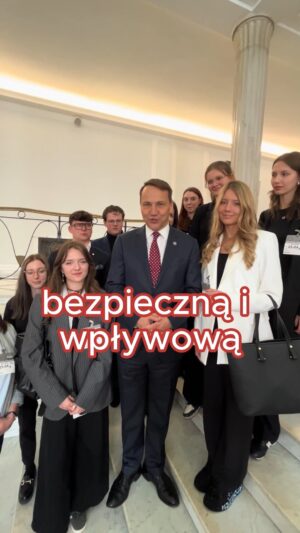 Radoslaw Sikorski Instagram - Dziękuję za przyjęcie zaproszenia i obecność w @sejmrp uczniom i uczennicom mojego macierzystego Liceum Ogólnokształcącego nr 1 w Bydgoszczy!

Razem budujemy silną Polskę! 🇵🇱