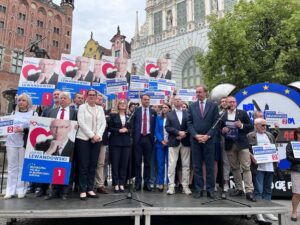 Radoslaw Sikorski Instagram - Podczas ostatniego dnia kampanii wyborczej do Parlamentu Europejskiego odwiedziłem Pomorze 🇵🇱🇪🇺🌊

W najbliższą niedzielę wybieramy naszych przedstawicieli i przedstawicielki. Każdy głos się liczy!

❎ lista nr. 5 - Koalicja Obywatelska

@platformaobywatelska