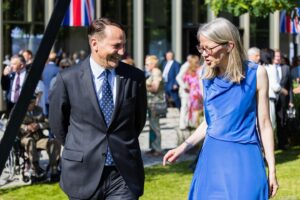Radoslaw Sikorski Instagram - Przyjemne popołudnie w ogrodach ambasady 🇬🇧, gdzie odbyło się przyjęcie z okazji urodzin Jego Królewskiej Mości Karola III. 👑