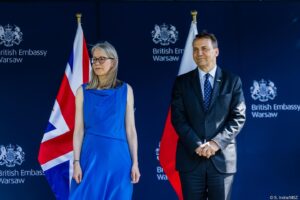 Radoslaw Sikorski Instagram - Przyjemne popołudnie w ogrodach ambasady 🇬🇧, gdzie odbyło się przyjęcie z okazji urodzin Jego Królewskiej Mości Karola III. 👑