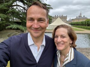 Radoslaw Sikorski Instagram - Nasza flaga nad Ditchley House.