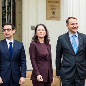 Radoslaw Sikorski Instagram - 📑Spotkałem się dzisiaj w Weimarze z ministrami SZ Francji i Niemiec - Stéphanem Séjourné oraz Annaleną Baerbock. Rozmawialiśmy m.in. o wsparciu dla Ukrainy i Mołdawii, przygotowaniach do szczytu NATO, stosunkach transatlantyckich, relacjach UE z Chinami, a także sytuacji na Bliskim Wschodzie i w Afryce. Ważną część dyskusji stanowiły zbliżające się wybory do Parlamentu Europejskiego, a także współpraca weimarska na rzecz zwalczania zagranicznej dezinformacji. Przyjęliśmy dokument z propozycjami działań na rzecz wzmocnienia geopolitycznej roli Unii Europejskiej. 🇵🇱 🇫🇷 🇩🇪
