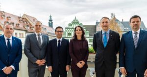 Radoslaw Sikorski Instagram - 📑Spotkałem się dzisiaj w Weimarze z ministrami SZ Francji i Niemiec - Stéphanem Séjourné oraz Annaleną Baerbock. Rozmawialiśmy m.in. o wsparciu dla Ukrainy i Mołdawii, przygotowaniach do szczytu NATO, stosunkach transatlantyckich, relacjach UE z Chinami, a także sytuacji na Bliskim Wschodzie i w Afryce. Ważną część dyskusji stanowiły zbliżające się wybory do Parlamentu Europejskiego, a także współpraca weimarska na rzecz zwalczania zagranicznej dezinformacji. Przyjęliśmy dokument z propozycjami działań na rzecz wzmocnienia geopolitycznej roli Unii Europejskiej. 🇵🇱 🇫🇷 🇩🇪