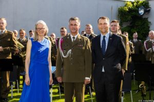 Radoslaw Sikorski Instagram - Przyjemne popołudnie w ogrodach ambasady 🇬🇧, gdzie odbyło się przyjęcie z okazji urodzin Jego Królewskiej Mości Karola III. 👑