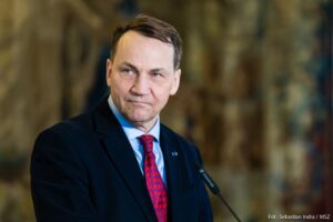 Radoslaw Sikorski Instagram - 💬 Jeśli chodzi o procedurę powołania ambasadorów, Konstytucja nie podaje szczegółów.

➡️ Przez pierwszych 35 lat wolnej Polski to kolejni ministrowie spraw zagranicznych, ja także, występowali do prezydenta i do premiera o tzw. wstępne zgody. 
➡️ Potem była uruchamiana dalsza procedura, jeśli te zgody były udzielane. 
➡️ Swoją opinię wydawała sejmowa komisja spraw zagranicznych, a następnie prezydent składał podpis pod nominacją. 

Prezydent Andrzej Duda w poprzedniej kadencji zgłosił inicjatywę, by ten system zmienić. Prawo zostało zmienione. 
➡️ Nie ma już wstępnych zgód. W tej chwili decyzja o wysłaniu ambasadora zapada na tzw. konwencie. 
➡️ Konwent to zebranie przedstawicieli kancelarii prezydenta, kancelarii premiera, szefa służby zagranicznej i ministra spraw zagranicznych. Przedstawiona jest lista kandydatów, następuje formalne głosowanie. Można głosować zbiorczo, można głosować indywidualnie. 

I wtedy — taki był zamysł — podpis prezydenta powinien być formalnością notarialną.

Zapraszam do wysłuchania całości rozmowy dla Radio TOK FM ❗️