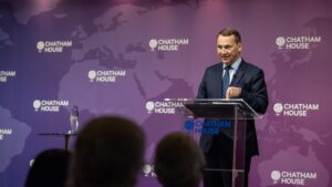 Radoslaw Sikorski Instagram - Odebrałem dziś w imieniu Prezesa Rady Ministrów @donaldtusk nagrodę przyznaną Premierowi przez Chatham House 🇬🇧 w uznaniu za działania w kierunku przywrócenia demokracji i zasad rządów prawa.

Przywrócenie demokracji jest ważne także jako przykład dla innych krajów. W obecnym czasie demokracja jest zagrożona. Nie wolno zapomnieć nam, że wolność i demokracja nie są dane nigdy raz na zawsze ✌.