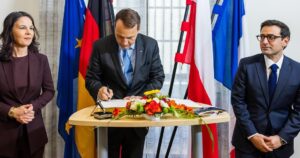 Radoslaw Sikorski Instagram - 📑Spotkałem się dzisiaj w Weimarze z ministrami SZ Francji i Niemiec - Stéphanem Séjourné oraz Annaleną Baerbock. Rozmawialiśmy m.in. o wsparciu dla Ukrainy i Mołdawii, przygotowaniach do szczytu NATO, stosunkach transatlantyckich, relacjach UE z Chinami, a także sytuacji na Bliskim Wschodzie i w Afryce. Ważną część dyskusji stanowiły zbliżające się wybory do Parlamentu Europejskiego, a także współpraca weimarska na rzecz zwalczania zagranicznej dezinformacji. Przyjęliśmy dokument z propozycjami działań na rzecz wzmocnienia geopolitycznej roli Unii Europejskiej. 🇵🇱 🇫🇷 🇩🇪