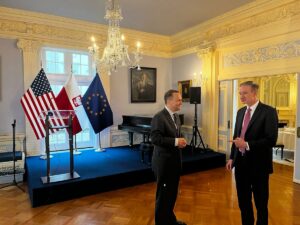 Radoslaw Sikorski Instagram - Intensywny weekend w Waszyngtonie trwa 🇺🇸

➡️ Najpierw - rozmowa w @bbcworldservice o polskich wydatkach na zbrojenia, transatlantyckiej solidarności we wsparciu dla Ukrainy i zagrożeniu ze strony Rosji w rozmowie. 

➡️ Następnie - spotkania z przedstawicielami administracji prezydenta @joebiden i think-tanków.