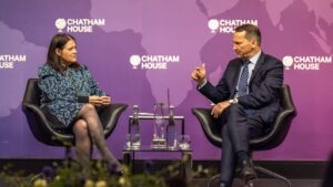 Radoslaw Sikorski Instagram - Odebrałem dziś w imieniu Prezesa Rady Ministrów @donaldtusk nagrodę przyznaną Premierowi przez Chatham House 🇬🇧 w uznaniu za działania w kierunku przywrócenia demokracji i zasad rządów prawa.

Przywrócenie demokracji jest ważne także jako przykład dla innych krajów. W obecnym czasie demokracja jest zagrożona. Nie wolno zapomnieć nam, że wolność i demokracja nie są dane nigdy raz na zawsze ✌.