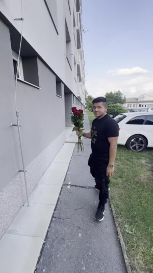 Raego Instagram - PŘEKVAPENÍ: Žádné dítě by nemělo přijít o své dětství. Seznamte se s Eliškou, její pouze 14 let a má vážně nemocné srdíčko. Přála si dojet na můj koncert do Brniště, ale její zdravotní stav to nedovoloval. A tak jsem vyrazil já za ní. #brniste #liberec #eliska #music #help #hospital #heart