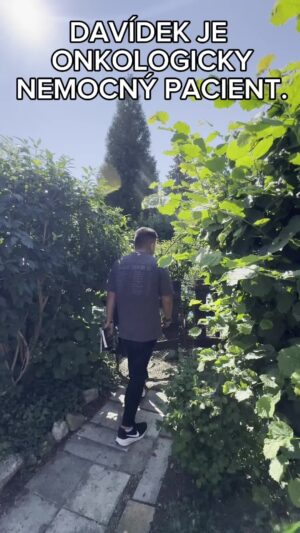 Raego Instagram - Dokoukejte to, až do konce. Hodně vám toho dojde. Nedokážu popsat ten pocit, ale dětská radost je něco co je k nezaplacení. Nadace ZLATÁ RYBKA, která se věnuje dětem s vážným onemocněním mě poprosila, že si jeden malý klučina přál mě potkat a zazpívat si. Jsou to fajn kluci, tak jsme si cinkli a šlo to. Tady vidíte, jak to dopadlo. Srdíčko pro statečnou rodinu. Davídku, těším se až se potkáme na koncertě, jsi bojovník (tyto setkání nedělám normálně, jen přes nadace jako je @znesnaze) 🫶 #kids #hope #motivation #zlatarybka #singer #hradeckralove #splnenaprani #inspiration