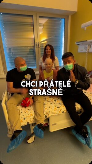 Raego Instagram - Jsou věci, na který jsem životě extrémně pyšný. Když mi Natálka zavolala, náš příběh začal tím, že se se mnou chtěla jenom potkat. Tenkrát jsem zavnímal, Že její rodina se ocitla v bezmocné situaci. Nikdo z nás si nedokáže představit, jak těžké musí být, když vám někdo sdělí tento verdikt. K Natálce jsem ale přirostl srdcem a podařilo se nám s Čestmírem Horkým vybrat peníze a pomoct mamince odlehčit zátěž. Pracovali jsme na tom zhruba všichni měsíc a já strašně moc chci poděkovat lidem a lidem z @znesnaze. Tenhle příběh má lepší vývoj i díky nám všem. #music #fyp #show #hospital #help #true #natálka
