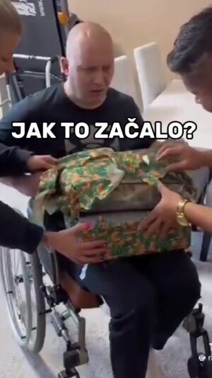 Raego Instagram - LIKE PRO DAVIDA: Někdy se z toho nejtemnějšího místa dá dostat až na to nejkrásnější. Při pohledu na toto video se přiznám, že mám celkem na krajíčku. Když si uvědomuju jak dlouhou cestu musel David ujít a jak skvělé dělá pokroky po mozkové mrtvici, která ho postihla a jak se zlepšila jeho situace od naší první návštěvy. David a jeho rodina jsou vlastně takový dnešní hrdinové. Jako rodina zůstali spolu, nenechali si zlomit touhle překážkou a i nadále jejich láska trvá. Dejte jim srdíčko do komentáře ať ví že na něj myslíte! Jste skvělí, že jste pomohli. #music #czech #fighter #comeback #fenix #family #victory #kickboxing