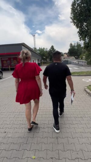 Raego Instagram - DEJTE SRDCE: Rozhodnul jsem se, že pomůžu jedné mamince posunout se ve svém životě dál. Mít auto a řidičák znamená obrovskou svobodu. Asi možná proto, že se snažila nejvíc, ale zároveň jsem jí zastihl jak běží před koncertem na autobus, abych ho stihla, rozhodl jsem se, že právě ona si ho zaslouží. Díky Markétce z @autoskolavtrmotorsport VTR MOTORSPORT se teď podařilo dodát jedné ženě nezávislost a najít nový smysl života a dá dceři bezpečí, které každá máma chce. Díky, že pro Vás tohle můžu dělat. Společně měníme životy. #autoskola #music #love #showman #fyp #love #svoboda #brandysnadlabem