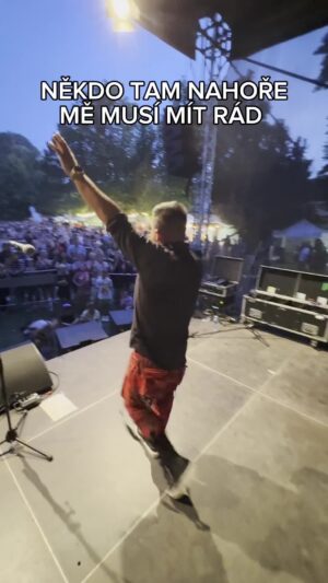 Raego Instagram - DEJ SRDCE a napiš kam příště? Je neděle. Mám za sebou cestu dlouhou jako do Chorvatska. Včera jsem se vrátil z Orlové a z Miroslavi u Znojma. Člověk si uvědomí, že když nežije tak na internetu a nenasává negativní energii, tak má vlastně krásnej život. Fotil jsem se asi 4 hodiny a potkal jsem tunu skvělejch lidí. Jsem fakt požehnanej. Někdo tam nahoře mě musí mít rád. Děkuju,  děkuju moc #znojmo #koncert #orlova #show #love #music #surprise #singer