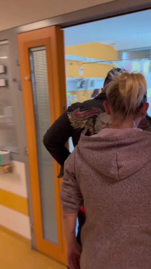 Raego Instagram - DEJ SRDCE: Žádné dítě by se nemělo trápit. Malý Jiřík zažívá nejtěžší období života, kdy jeho diagnóza byla zdrcující hlavně pro rodiče. Jiřík je onkologický pacient a ve svých čtyřech letech zažívá odloučení od rodiny. V současné době je jeho rodina v naléhavé situaci, která si žádá finanční pomoc. Dnes vás chci poprosit, abychom se spojili a pomohli darovat naději rodině Jiříka, že bude mít alespoň malou oporu, kdy je Jiříkova situace těžká hlavně pro chod celé rodiny. Darováním částky jim věnujete vzácný čas být spolu, pomůžete jim s bydlením a darujete kousek naděje. Tak pojďme ukázat, že na to Jiřík není sám. Zaslouží si to. WWW.znesnaze21.cz #music #help #reel #show #sdilej #support #donate @cestmirhorky  @znesnaze