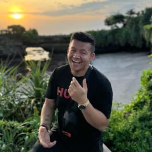 Raego Instagram - Vidím ti to na očích, 
Měli jsme se potkat dřív, 
se mnou by ti bylo líp,
Poznala by si štěstí……