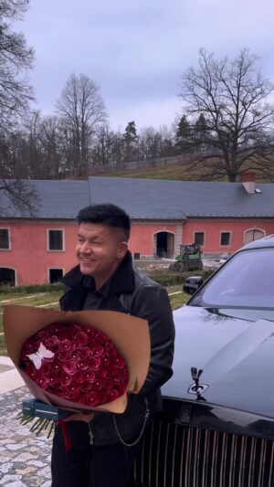 Raego Instagram - ČTI: Může si za to sama? A já mám potřebu tohle napsat! Jestli je dneska někdo skutečným hrdinou, tak to jsou svobodný maminky. Denně čelí výzvám, o kterých mnozí z nás nemají ani tušení. Představte si, jaké to musí být, když veškerou péči o děti, domácnost, práci a vše mezi tím zvládáte sami. Nejenže obětují svůj čas, ale často i své sny, aby poskytly svým dětem co nejlepší start do života. Tak moc by chtěli cítit, že to pro ně někdo je.

Každý den, bez ohledu na vlastní únavu, starosti a potřeby, dávají  své srdce, lásku a energii do výchovy svých dětí. To není jen tak. Je to nekonečná práce, která nezná volno, nezná víkend a nemá prázdniny, nicméně,  je plná nekonečné lásky a pevné vůle. Je to fakt odvaha.

Příště, když uvidíte svobodnou matku, pošlete ji úsměv. Nevíte jakou bitvou prochází a vaše lidskost jí může dodat sílu zase věřit. VIVA LA PHAMILIA. #mother #singlemom #prague #czech #singer #show #reel