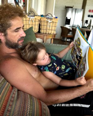 Rafa Brites Instagram - O que essas fotos tem em comum? Elas não foram posadas. Elas não tem glamour algum, eu as tirei em um banho de terça feira, numa tarde preguiçosa de domingo, ou uma brincadeira criativa que só o papai tem. Tenho muitas fotos lindas, de viagens inesquecíveis, dos aniversários… Mas pra mim a paternidade é isso aqui. É o que ninguém vê, o que ninguém posta ou celebra. Eu tirei tantas fotos assim longo desses 7 anos… guardo todas com muito carinho, pois elas são o registro de uma infância de amor e cuidado desse pai chorão, apaixonado e PRESENTE. Te amamos muito @andreolifelipe feliz seu melhor dia!