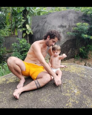 Rafa Brites Instagram - O que essas fotos tem em comum? Elas não foram posadas. Elas não tem glamour algum, eu as tirei em um banho de terça feira, numa tarde preguiçosa de domingo, ou uma brincadeira criativa que só o papai tem. Tenho muitas fotos lindas, de viagens inesquecíveis, dos aniversários… Mas pra mim a paternidade é isso aqui. É o que ninguém vê, o que ninguém posta ou celebra. Eu tirei tantas fotos assim longo desses 7 anos… guardo todas com muito carinho, pois elas são o registro de uma infância de amor e cuidado desse pai chorão, apaixonado e PRESENTE. Te amamos muito @andreolifelipe feliz seu melhor dia!