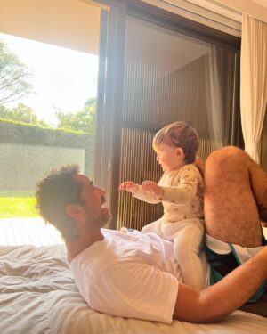 Rafa Brites Instagram - O que essas fotos tem em comum? Elas não foram posadas. Elas não tem glamour algum, eu as tirei em um banho de terça feira, numa tarde preguiçosa de domingo, ou uma brincadeira criativa que só o papai tem. Tenho muitas fotos lindas, de viagens inesquecíveis, dos aniversários… Mas pra mim a paternidade é isso aqui. É o que ninguém vê, o que ninguém posta ou celebra. Eu tirei tantas fotos assim longo desses 7 anos… guardo todas com muito carinho, pois elas são o registro de uma infância de amor e cuidado desse pai chorão, apaixonado e PRESENTE. Te amamos muito @andreolifelipe feliz seu melhor dia!