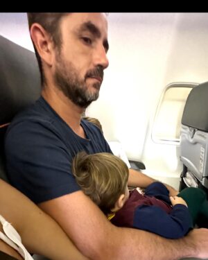 Rafa Brites Instagram - O que essas fotos tem em comum? Elas não foram posadas. Elas não tem glamour algum, eu as tirei em um banho de terça feira, numa tarde preguiçosa de domingo, ou uma brincadeira criativa que só o papai tem. Tenho muitas fotos lindas, de viagens inesquecíveis, dos aniversários… Mas pra mim a paternidade é isso aqui. É o que ninguém vê, o que ninguém posta ou celebra. Eu tirei tantas fotos assim longo desses 7 anos… guardo todas com muito carinho, pois elas são o registro de uma infância de amor e cuidado desse pai chorão, apaixonado e PRESENTE. Te amamos muito @andreolifelipe feliz seu melhor dia!