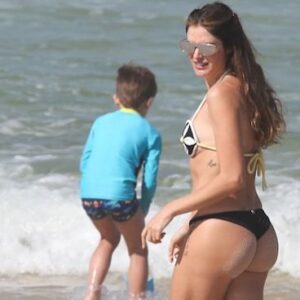 Rafa Brites Instagram - Meus dias aqui no RJ, pelas lentes da internet ❤️ PS: Felipe estava limpando areia … não era mão boba 🤣🤣