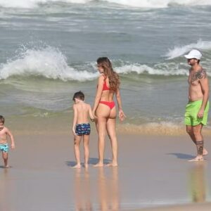 Rafa Brites Instagram - Meus dias aqui no RJ, pelas lentes da internet ❤️ PS: Felipe estava limpando areia … não era mão boba 🤣🤣