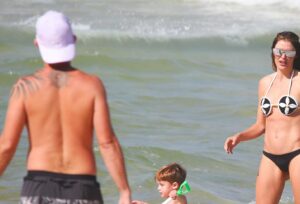 Rafa Brites Instagram - Meus dias aqui no RJ, pelas lentes da internet ❤️ PS: Felipe estava limpando areia … não era mão boba 🤣🤣