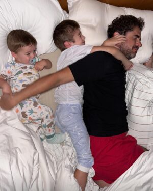 Rafa Brites Instagram - O que essas fotos tem em comum? Elas não foram posadas. Elas não tem glamour algum, eu as tirei em um banho de terça feira, numa tarde preguiçosa de domingo, ou uma brincadeira criativa que só o papai tem. Tenho muitas fotos lindas, de viagens inesquecíveis, dos aniversários… Mas pra mim a paternidade é isso aqui. É o que ninguém vê, o que ninguém posta ou celebra. Eu tirei tantas fotos assim longo desses 7 anos… guardo todas com muito carinho, pois elas são o registro de uma infância de amor e cuidado desse pai chorão, apaixonado e PRESENTE. Te amamos muito @andreolifelipe feliz seu melhor dia!