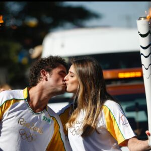 Rafa Brites Instagram - E eu que carreguei a tocha grávida!! E ainda recebi do @andreolifelipe ❤️ Eu amo as olimpíadas.