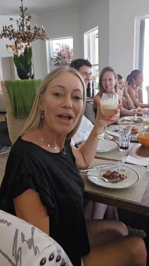 Rafael Araneda Instagram - Hoy a las 18 hrs por nuestro canal de YouTube! Tenemos que hablar! @pamefieradiaz llegó a desordenar el gallinero (y a los pollos también)